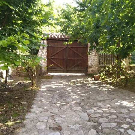 Велеви Къщи *